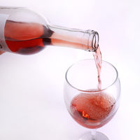 Sirviendo copa de vino rosado de Chihuahua Orgullo y prejuicio Vinícola Diez González