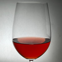 Copa con vino rosado de vinícola diez González Vino rosa, brillante