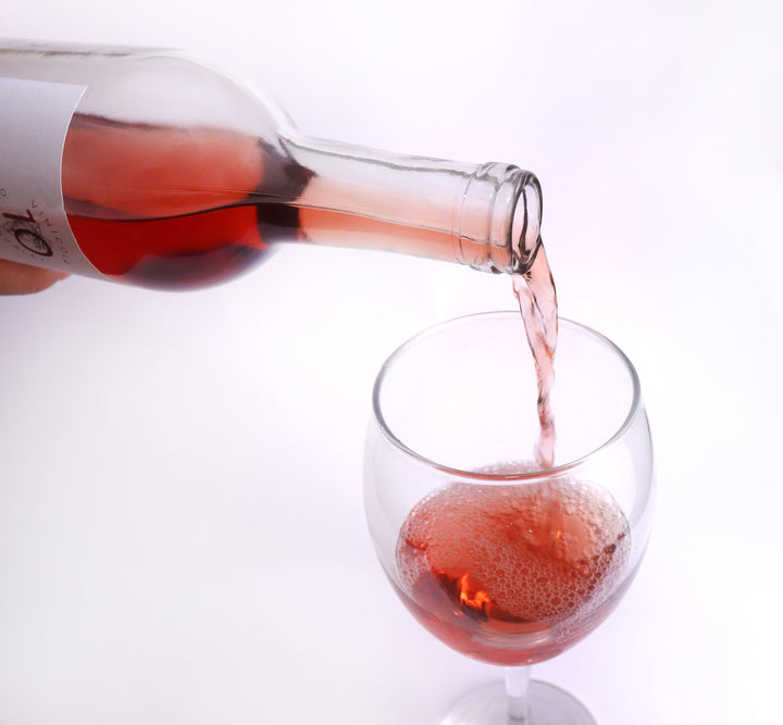 Vino Rosado tipo clarete Cabernet Sauvignon y Sauvignon blanc de Chihauahua. Vino rosa sirviendo en copa