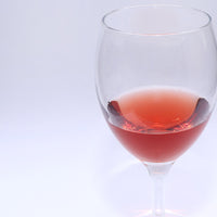 Copa con color auténtico de vino rosa de vinícola diez gonzález