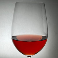 Copa con vino rosado de vinícola diez González Vino rosa, brillante 