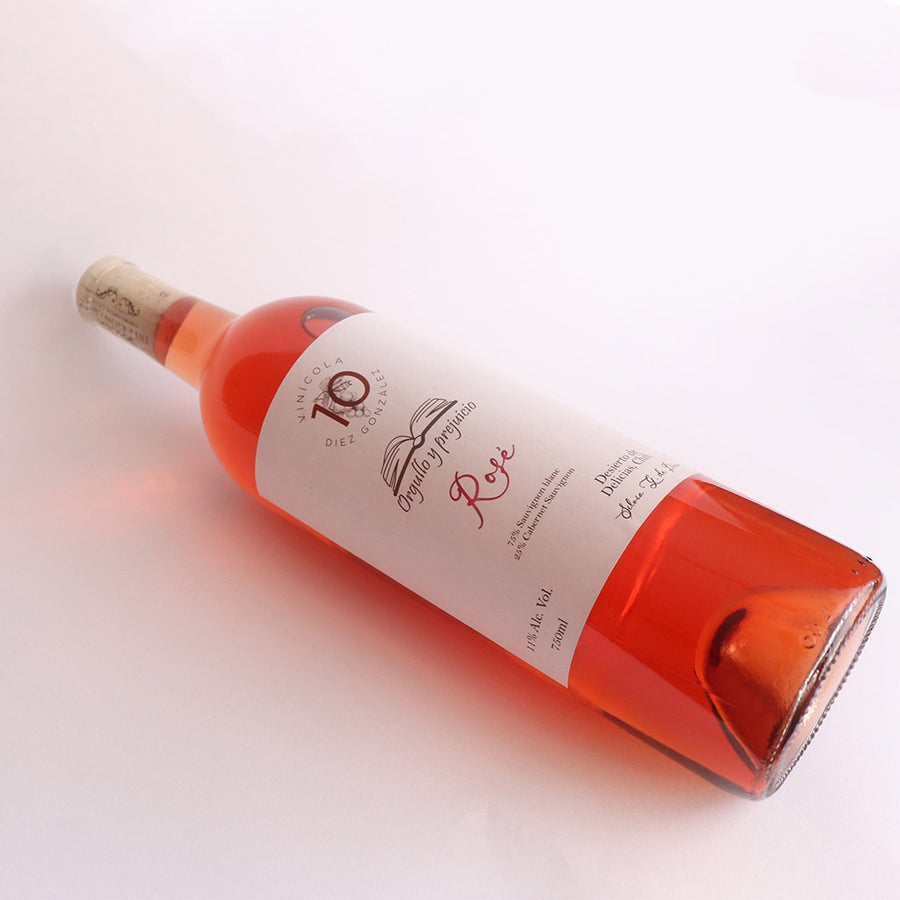 Botella de vino rosado acostada vino de chihuahua vitivinicola diez gonzalez